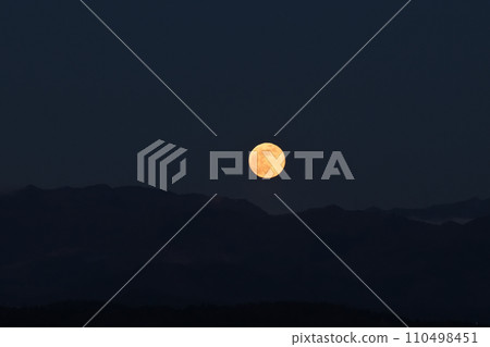 2023 年最後一輪冷月從奧道部地塊升起 110498451