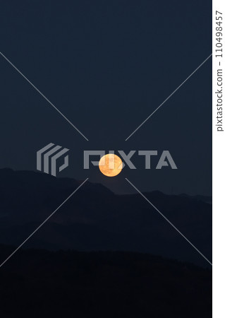 The last full cold moon of 2023 rising from the Okuchichibu massif 110498457
