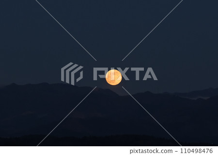 2023 年最後一輪冷月從奧道部地塊升起 110498476