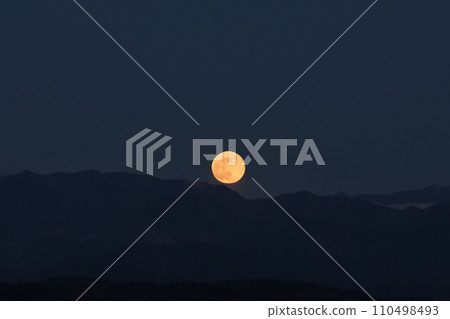 The last full cold moon of 2023 rising from the Okuchichibu massif 110498493