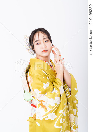 Young woman in long-sleeved kimono Young woman in long-sleeved kimono 110499289