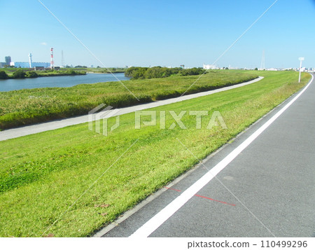 Edogawa scenery seen from the bank of the cycling road in autumn 110499296