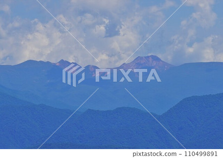 從七嶽山頂看茶臼山和朝日山 110499891