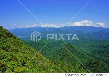 從七嶽山頂看二木山、那須山、大旭山 從七嶽山頂看二木山、那須山、大旭山 110499893