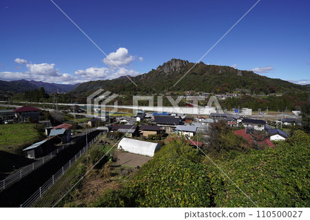 2023 年 10 月 31 日,從東吾町通往榛名的路上田中橋附近看到的岩橋山 2023 年 10 月 31 日,從東吾町通往榛名的路上田中橋附近看到的岩橋山 110500027