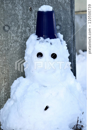 A melting snowman A melting snowman 110500739