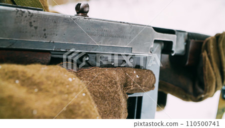Usa Soldier With Old Thompson Sub-machine Gun. Close-up View Det Usa Soldier With Old Thompson Sub-machine Gun. Close-up View Det 110500741