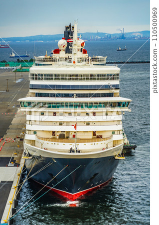 A luxury liner (Queen Elizabeth) anchored at Daikokufuto A luxury liner (Queen Elizabeth) anchored at Daikokufuto 110500969