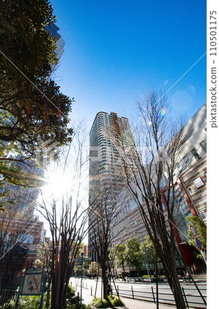 神奈川縣川崎市一座摩天大樓的山谷中可見陽光 神奈川縣川崎市一座摩天大樓的山谷中可見陽光 110501175