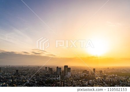 [Tokyo] Shibuya cityscape illuminated by the setting sun 110502153
