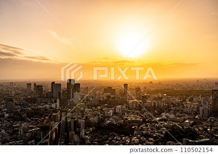 [Tokyo] Shibuya cityscape illuminated by the setting sun 110502154