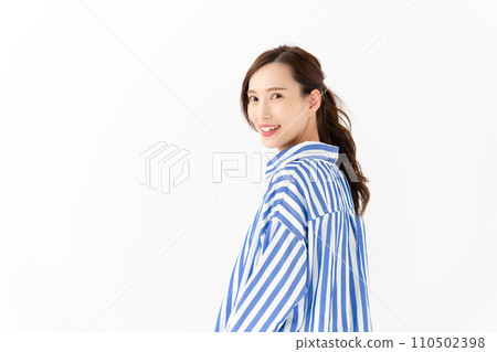 A woman who turns around 110502398