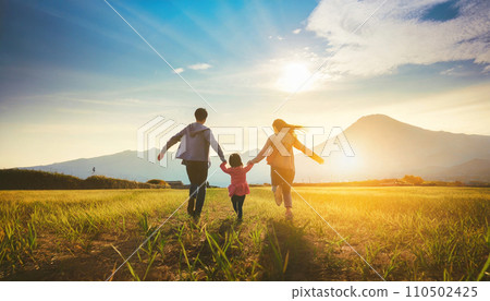 一張 AI 影像，顯示一家人手牽手，在藍天下的草地上奔跑的背影。 110502425