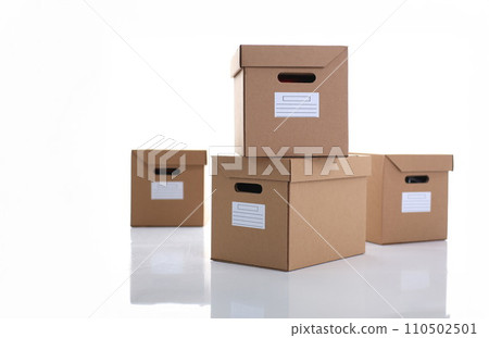 A lot of carton box of kraft color. 110502501