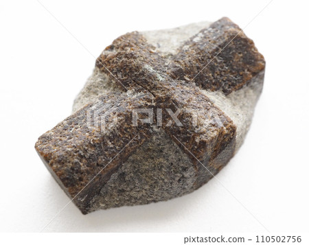 Staurolite raw stone (cross stone) 110502756
