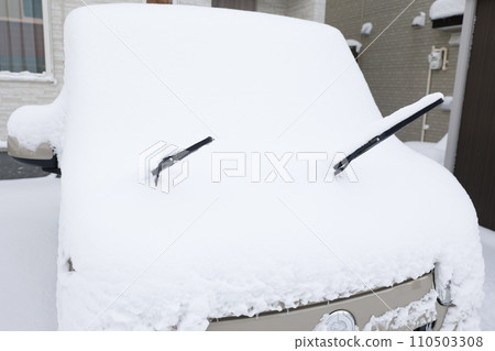 A car with snow 110503308