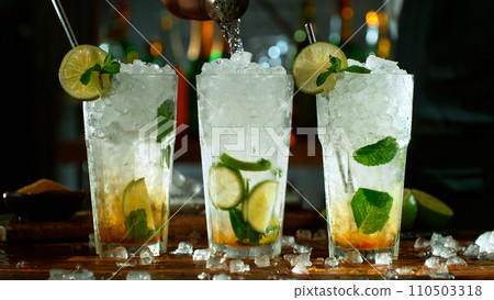 Close-up of preparing mojito cocktails on a bar 110503318