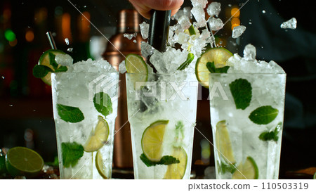 Close-up of preparing mojito cocktails on a bar 110503319