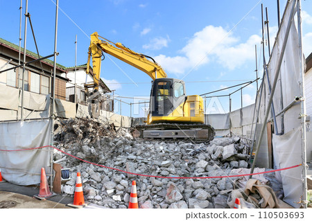 使用隔音板的拆除工地 110503693