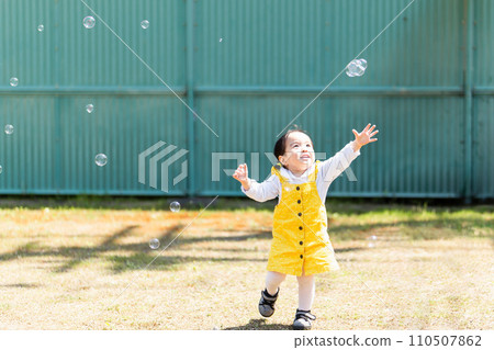 追逐肥皂泡的小女孩 追逐肥皂泡的小女孩 110507862