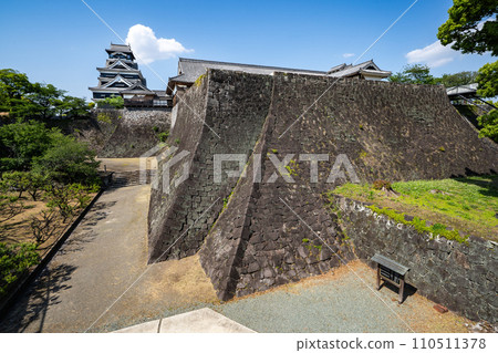 Kumamoto Prefecture/Kumamoto Castle's famous spot "Niyou-no-Ishigaki" and the large castle tower 110511378