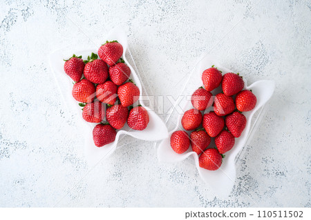 Amaou strawberries packed in a pack 110511502