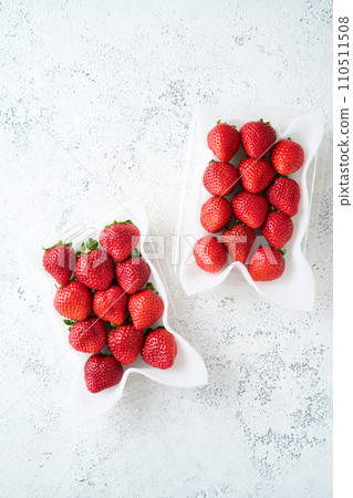 Amaou strawberries packed in a pack 110511508