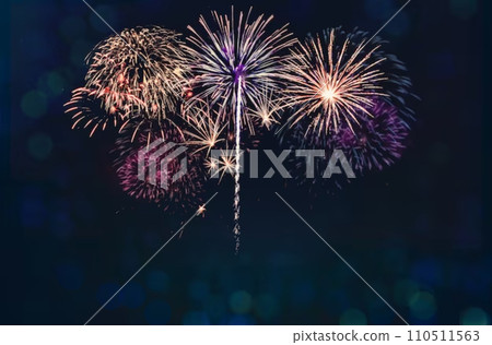 煙花在夜空中擊敗 110511563