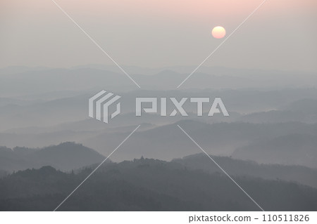 晨霧中漂浮的日出風景圖 晨霧中漂浮的日出風景圖 110511826