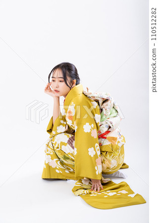 長袖和服的年輕女子 110512282