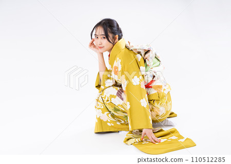 長袖和服的年輕女子 110512285
