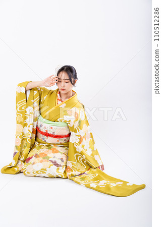 Young woman in long-sleeved kimono 110512286