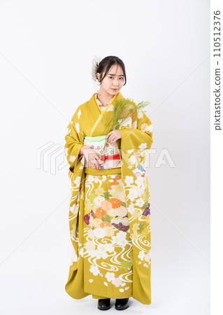 Young woman in long-sleeved kimono 110512376