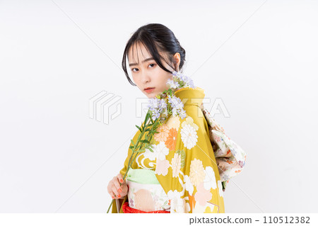 長袖和服的年輕女子 長袖和服的年輕女子 110512382