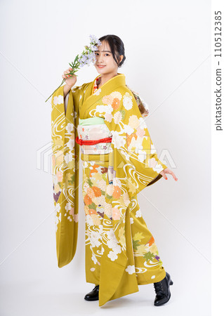 長袖和服的年輕女子 110512385