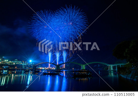 Blue fireworks at Kintaikyo Bridge Fireworks Festival ``Nishikigawa Water Festival'' Blue fireworks at Kintaikyo Bridge Fireworks Festival ``Nishikigawa Water Festival'' 110513005