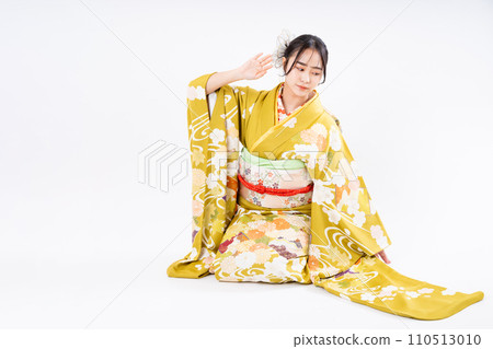 長袖的年輕女子 110513010