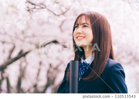 拿著櫻花背景的畢業證書的高中生(女高中生) 拿著櫻花背景的畢業證書的高中生(女高中生) 110513543