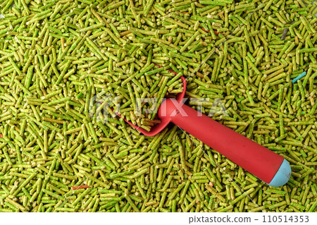 Green filler for cat litter box close up 110514353