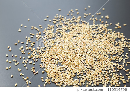 Roasted sesame black background 110514796