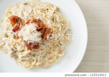 spaghetti with truffle cream sauce and mushroom spaghetti with truffle cream sauce and mushroom 110514911
