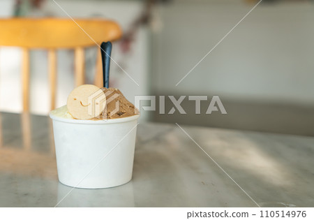 ice-cream with biscuit in cup 110514976
