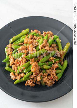 stir-fried french bean or green bean with minced pork 110514978