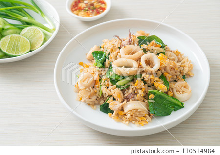Fried rice with squid or octopus 110514984