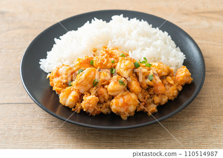 stir-fried shrimps with garlic and shrimps paste 110514987