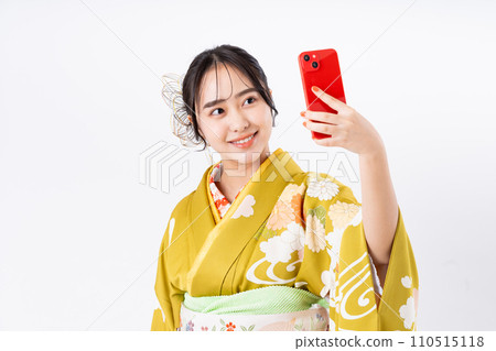 一位穿著長袖和使用智慧型手機的年輕女子 110515118