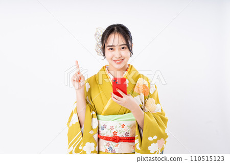 一位穿著長袖和使用智慧型手機的年輕女子 110515123