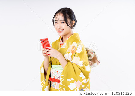 一位穿著長袖和使用智慧型手機的年輕女子 110515129