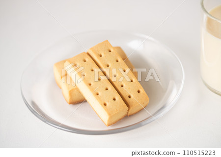 balanced nutritional food 110515223