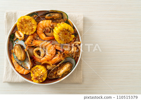 spicy barbecue seafood - shrimps, sqiud, mussel 110515379